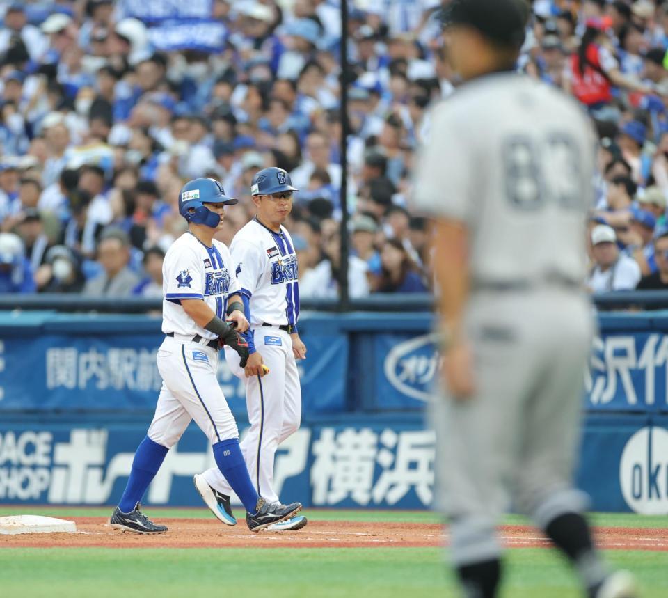 　７回、出塁した林（左）の前を投手交代に向かう阿部監督（撮影・西岡正）