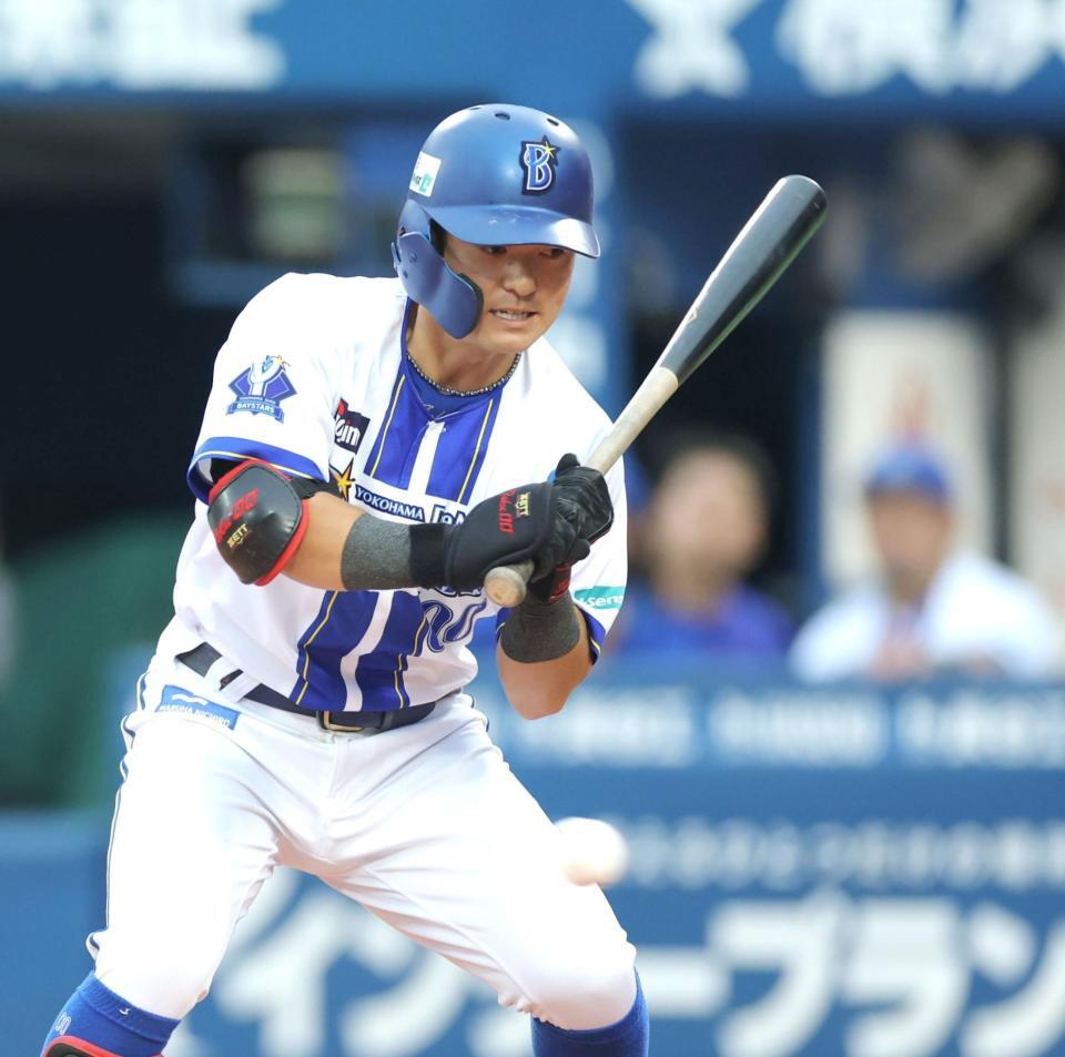 　７回、ファウルで粘り、四球で出塁する林（撮影・西岡正）