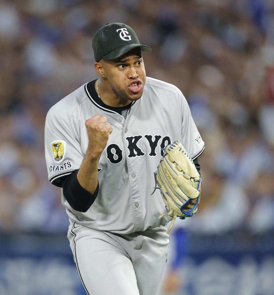 　８回のピンチをしのぎ、ガッツポーズのマルティネス（撮影・西岡正）