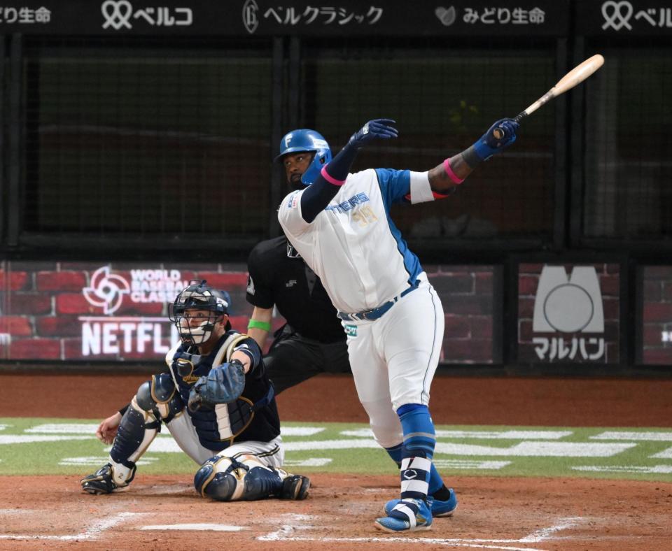 　８回、右前へ逆転２点適時打を放つレイエス（撮影・伊藤笙子）