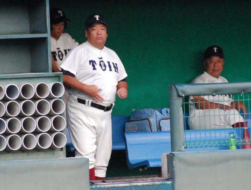 　ベンチで指揮を執る大阪桐蔭・西谷監督