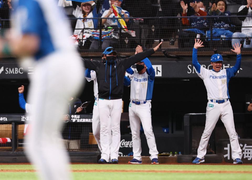 　８回、レイエスが逆転打を放ち、わき上がる新庄監督（中央）ら日本ハムナイン（撮影・中島達哉）