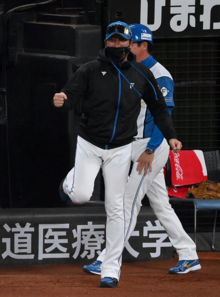 　８回、レイエスの逆転２点打に大喜びの新庄監督（撮影・伊藤笙子）