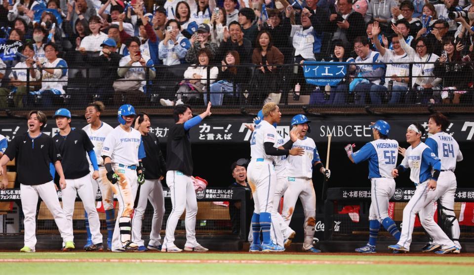 　８回、レイエスが逆転打を放ち、わき上がる日本ハムナイン（撮影・中島達哉）