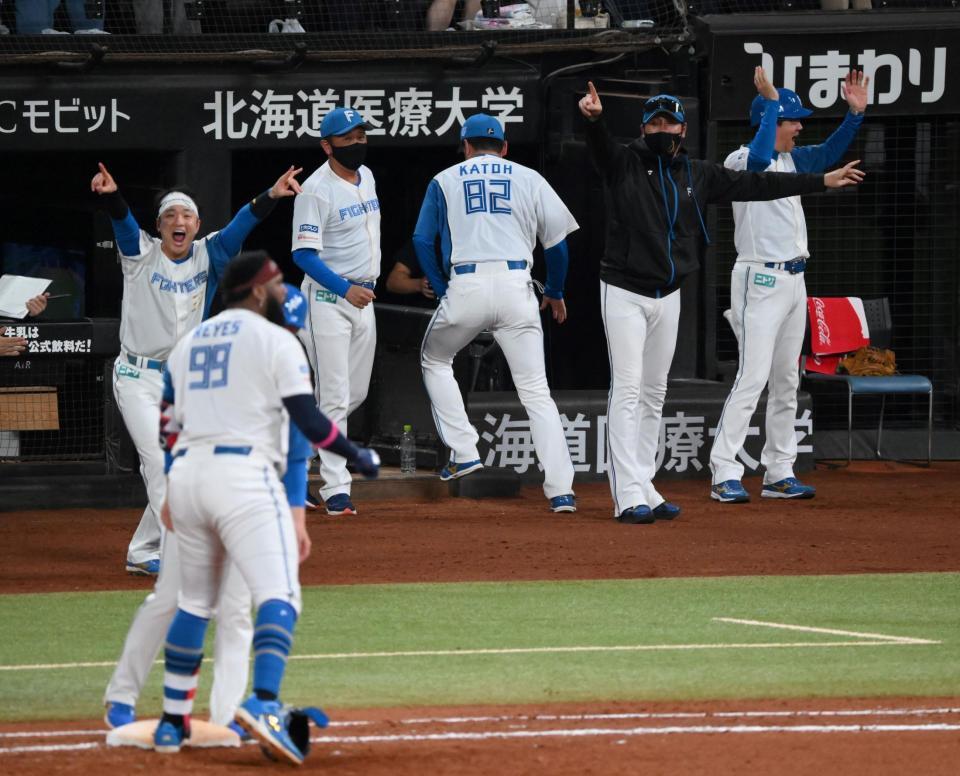 　８回、レイエスの逆転２点適時打に喜ぶ新庄監督（右から２人目）＝撮影・伊藤笙子