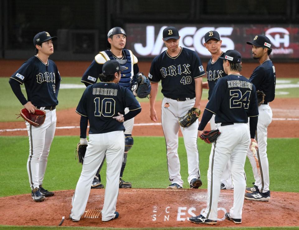 　８回、レイエスに逆転２点打を浴びた岩崎（中央）を降板させる岸田監督（右から３人目）＝撮影・伊藤笙子