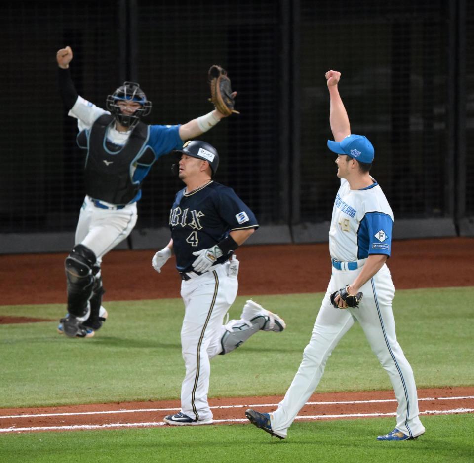 　９回、森（中央）を二ゴロ似打ち取り、ガッツポーズの斎藤（右）と田宮（撮影・伊藤笙子）