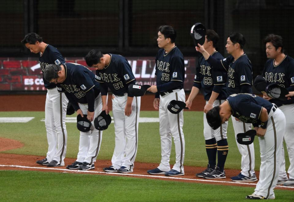 　連敗でＣＳファイナル進出を逃し、スタンドへ頭を下げる岸田監督（左）らオリックスナイン（撮影・伊藤笙子）
