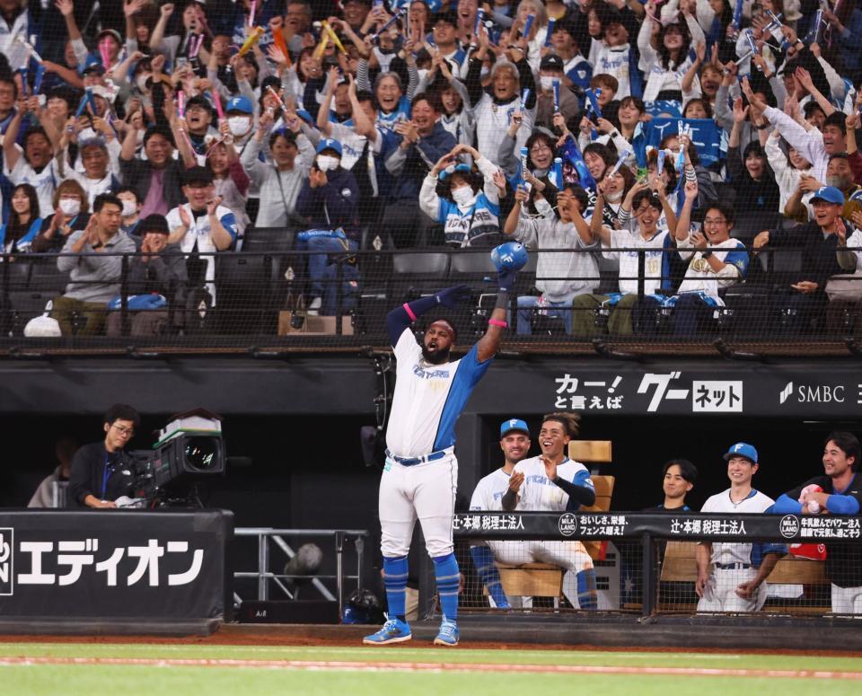 　８回、逆転打を放ち、球場内をあおるレイエス（中央）（撮影・中島達哉）