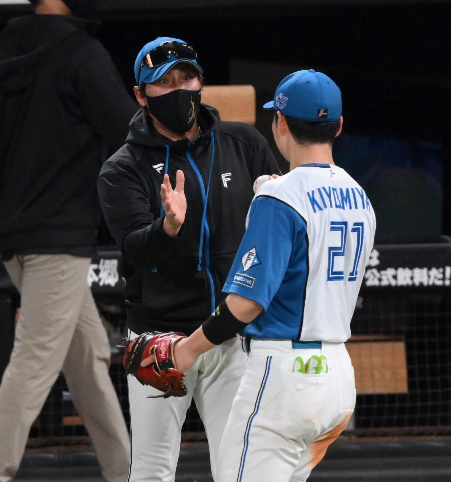 　ウイニングボールを清宮幸（手前）から受け取る新庄監督（撮影・伊藤笙子）