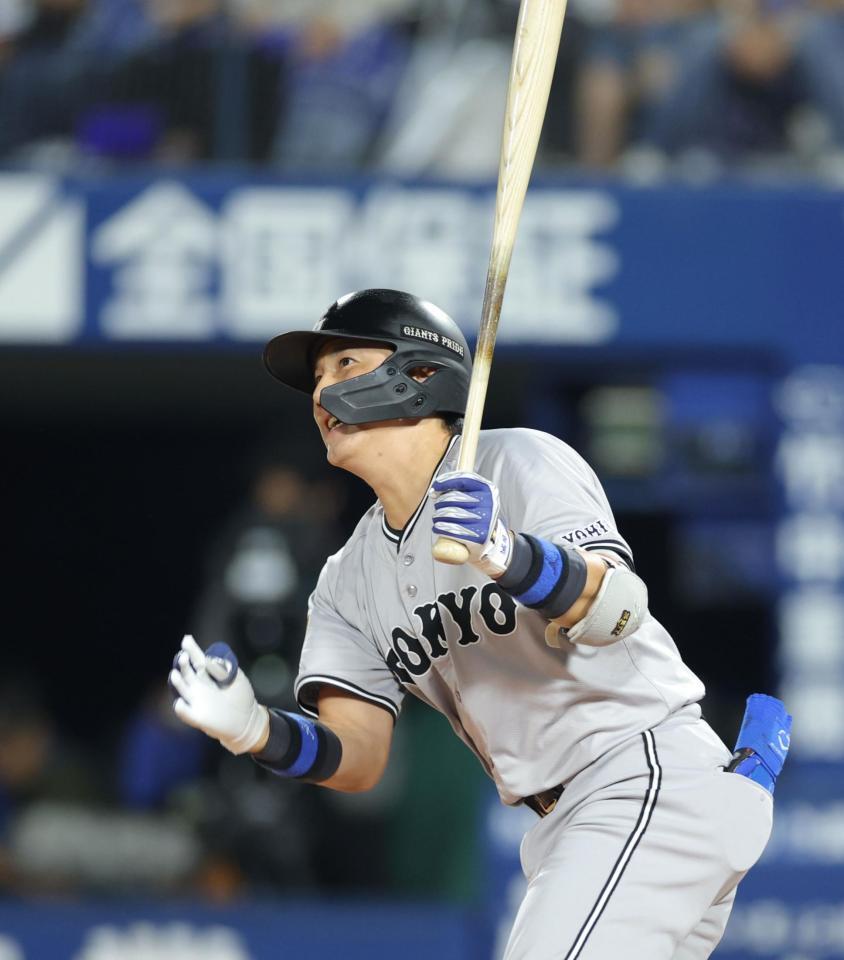 　１１回、左翼線二塁打を放つ小林（撮影・西岡正）