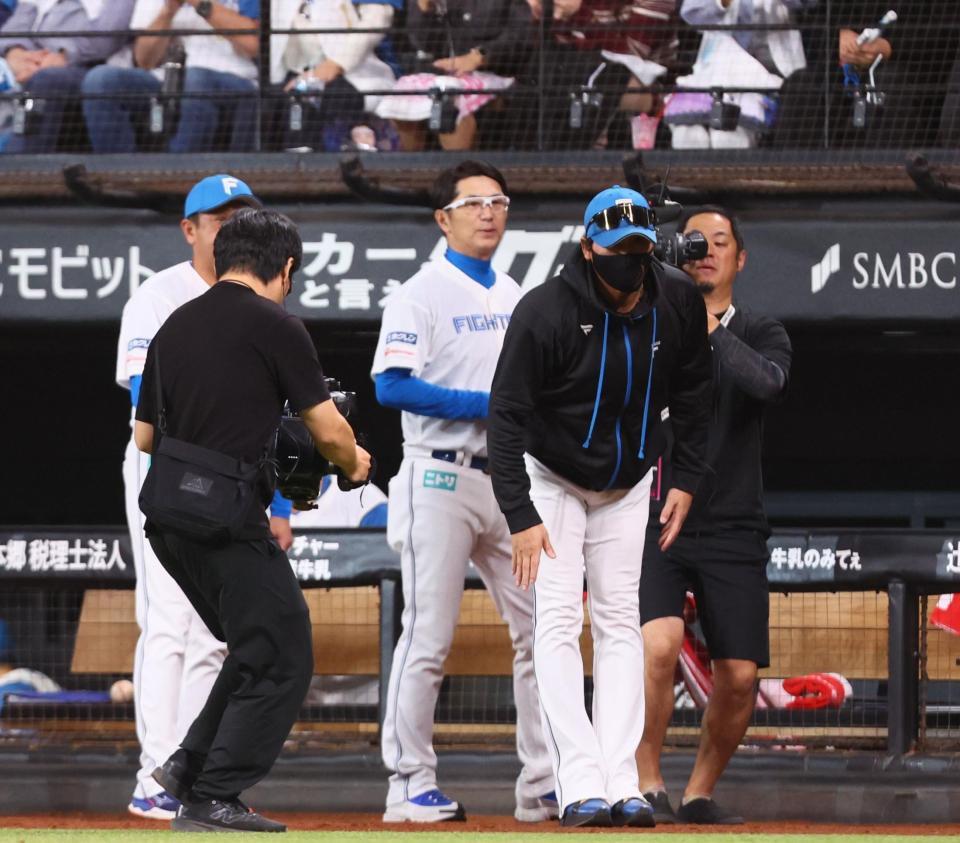 　岸田監督らオリックスナインに一礼をする新庄監督（右から２人目）＝撮影・中島達哉