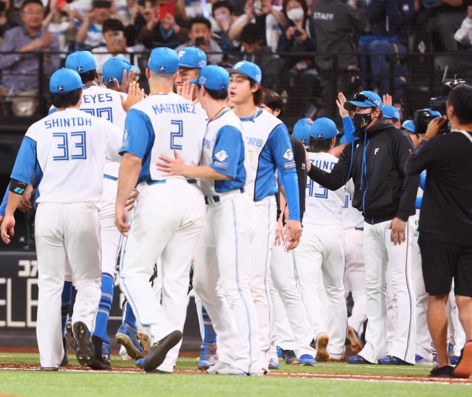 　ナインを迎える新庄監督（右）＝撮影・中島達哉