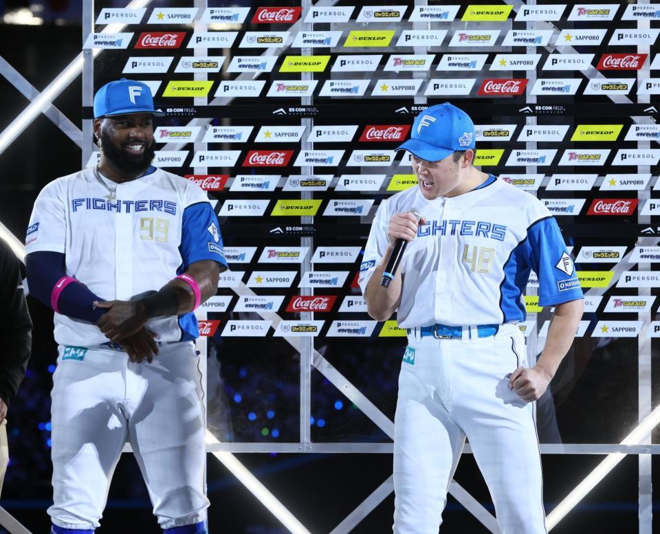 　お立ち台で叫ぶ斎藤（右）＝撮影・中島達哉