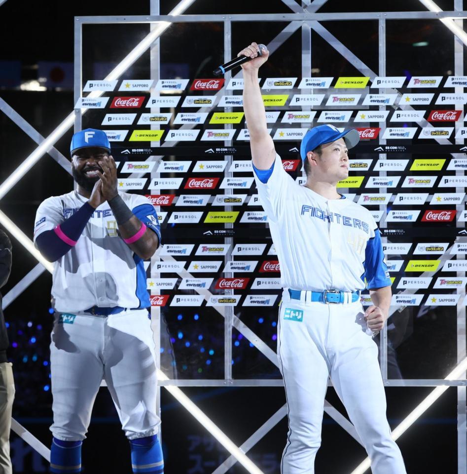 　お立ち台でガッツポーズをする斎藤（右）＝撮影・中島達哉