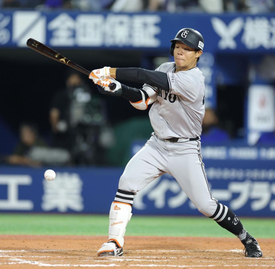 　１１回、佐々木の内野安打で巨人が勝ち越しに成功する（撮影・西岡正）