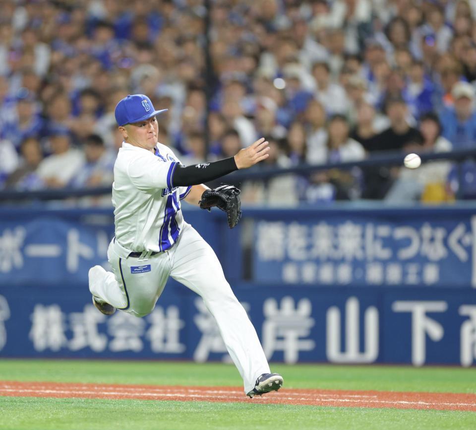 　１１回、佐々木のゴロで牧が本塁へ送球も野選となり、巨人に勝ち越しを許す（撮影・西岡正）