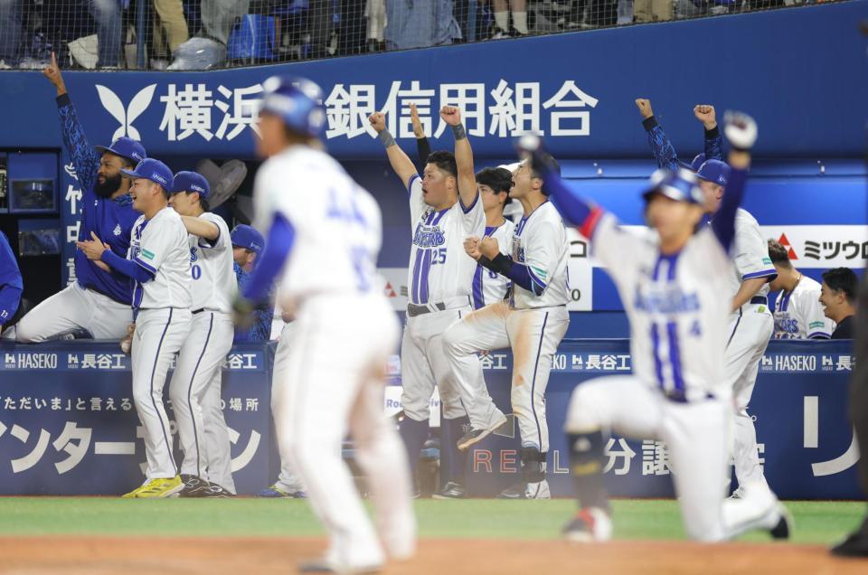 　１１回、同点に沸くＤｅＮＡナイン（撮影・西岡正）