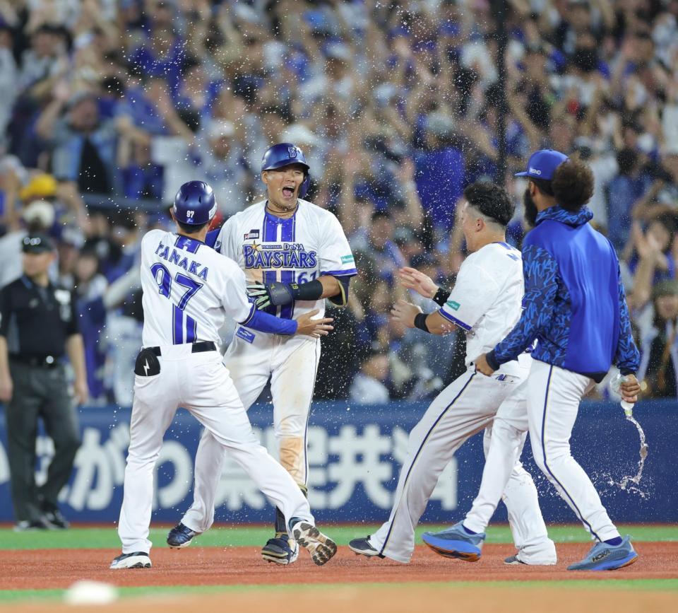 　１１回、サヨナラ打を放ち、ナインに祝福される蝦名（中央）＝撮影・西岡正