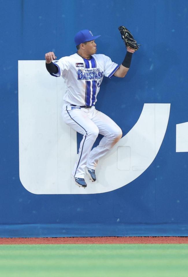 　８回、岡本の右飛を好捕する蝦名（撮影・西岡正）