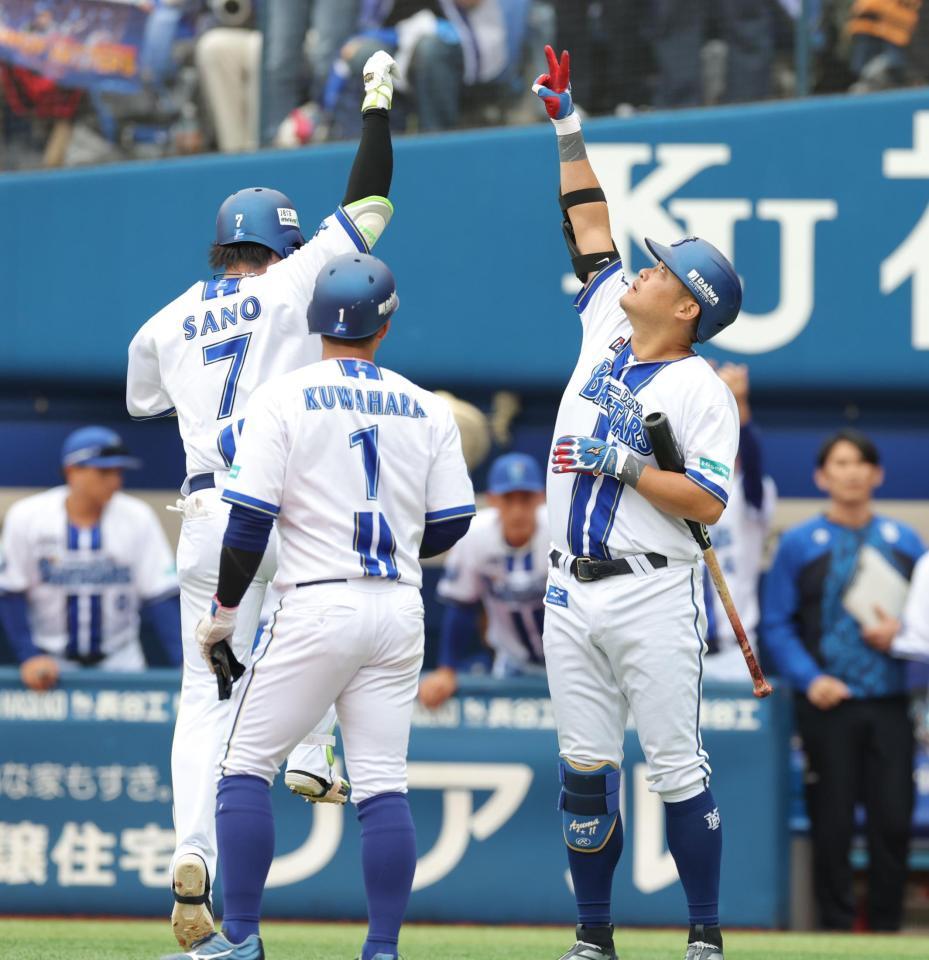 　１回、２ランを放ち、筒香（右）とハイタッチする佐野（撮影・西岡正）