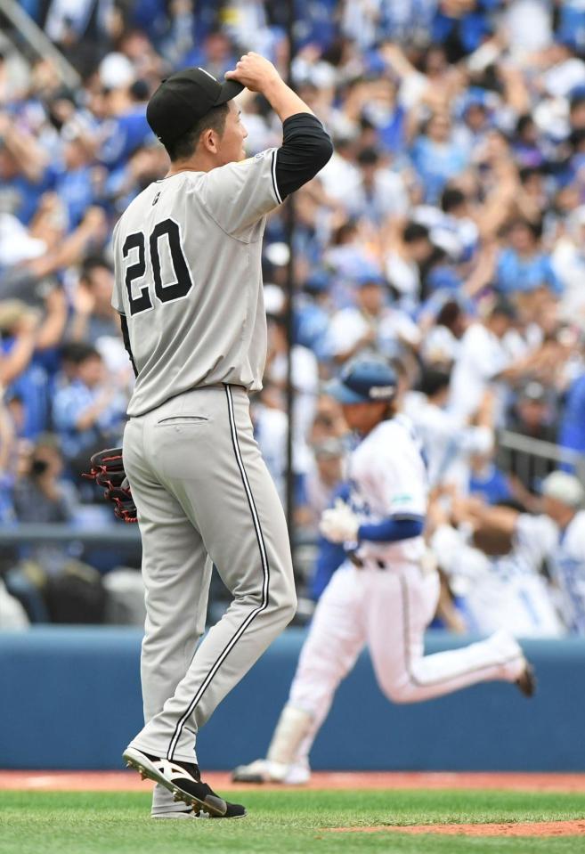 　１回、石上（右）に同点３ランを打たれ、ぼう然とする戸郷（撮影・佐藤厚）