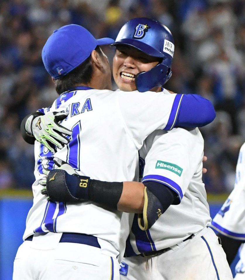 　１１回、蝦名（右）は左前にサヨナラ打を放ち、三浦監督と抱き合って喜ぶ（撮影・佐藤厚）