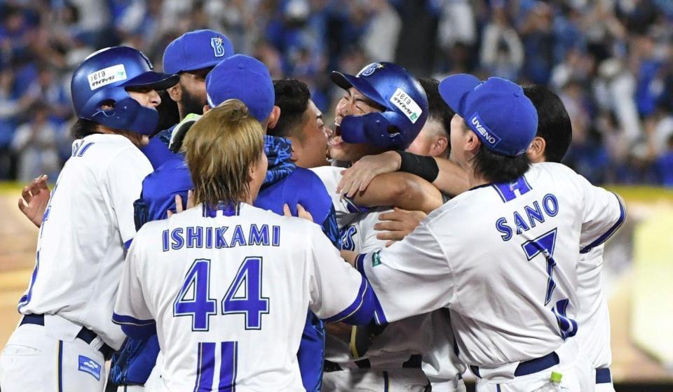 　１１回、蝦名（中央右）は左前にサヨナラ打を放ち、ナインからもみくちゃにされる（撮影・佐藤厚）