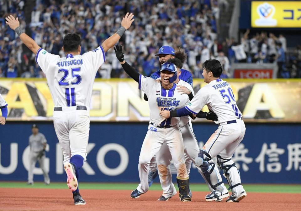 　１１回、蝦名（中央）は左前にサヨナラ打を放ちナインから祝福される（撮影・佐藤厚）