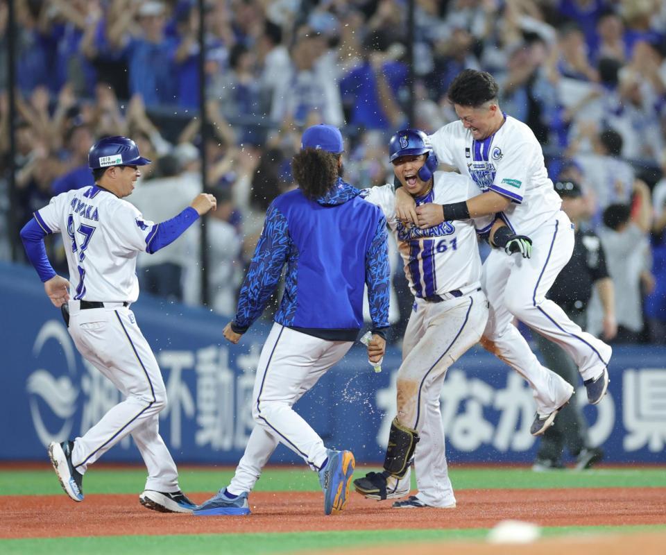 　１１回、サヨナラ打を放ち、ナインに祝福される蝦名（中央）＝撮影・西岡正