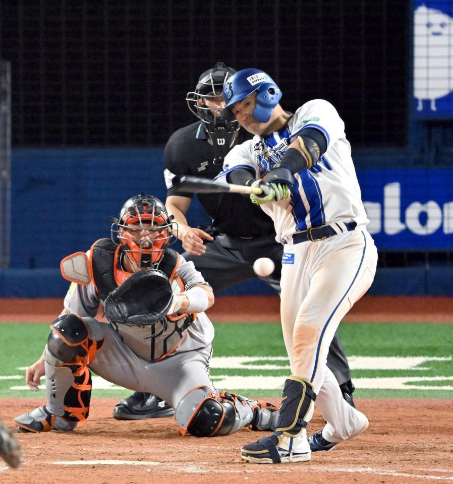 　１１回、蝦名が左前にサヨナラ打を放つ。捕手大城卓