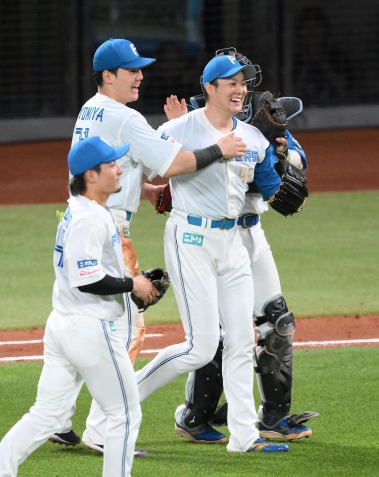 　ＣＳファイナル進出を決め、清宮幸（左）らとともに喜ぶ斎藤（撮影・伊藤笙子）