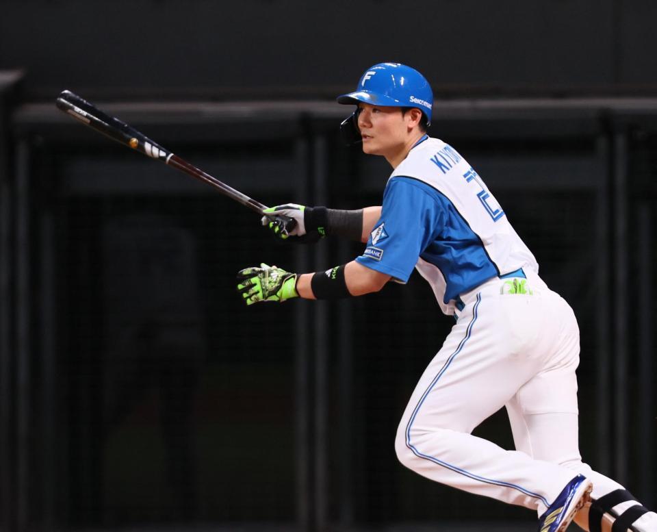 　３回、２点適時三塁打を放つ清宮幸（撮影・中島達哉）