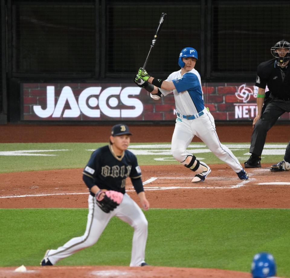 　３回、宮城（手前）からセンターへ２点適時三塁打を放つ清宮幸（撮影・伊藤笙子）