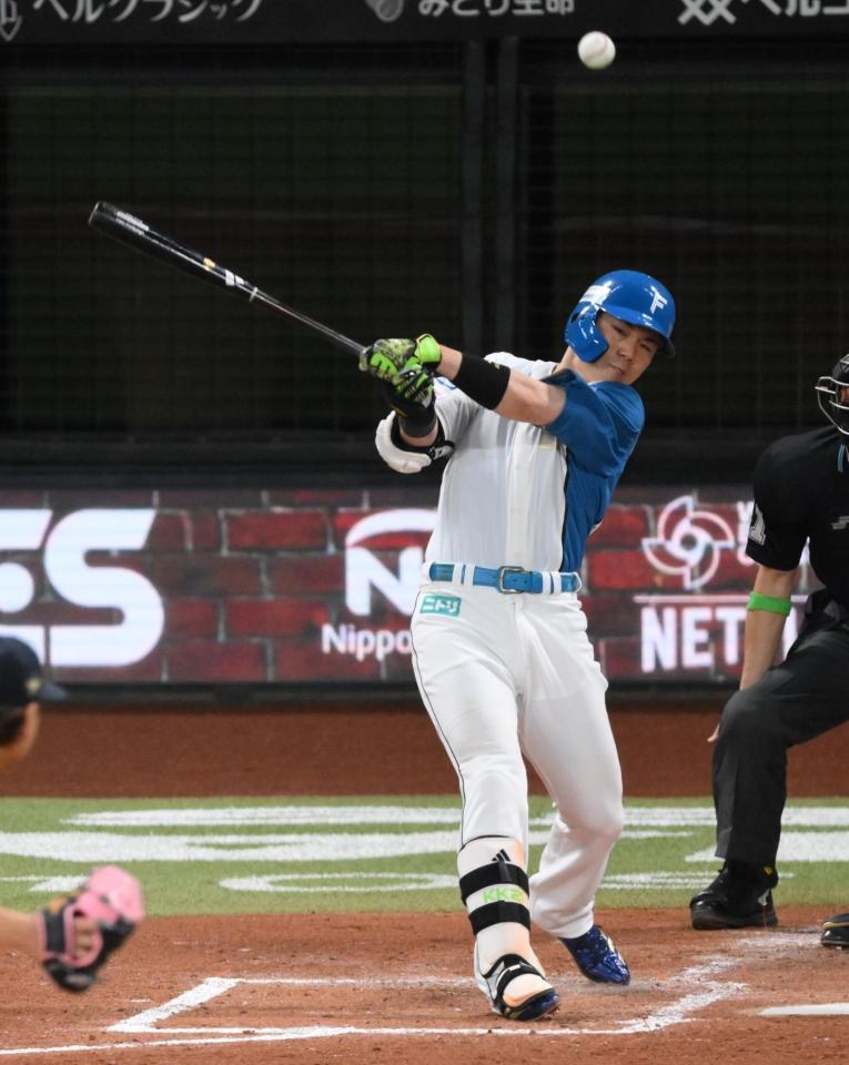　３回、センターへ２点適時三塁打を放つ清宮幸（撮影・伊藤笙子）
