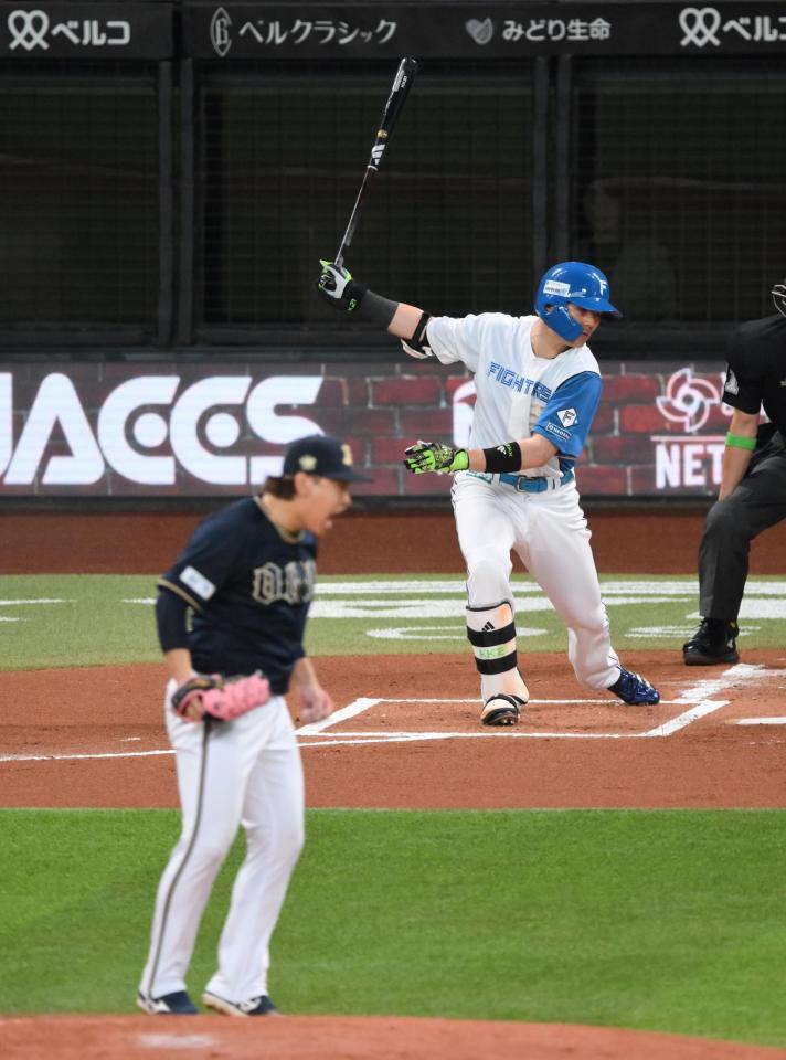 　１回、宮城（手前）の前に空振り三振に倒れる清宮幸（撮影・伊藤笙子）