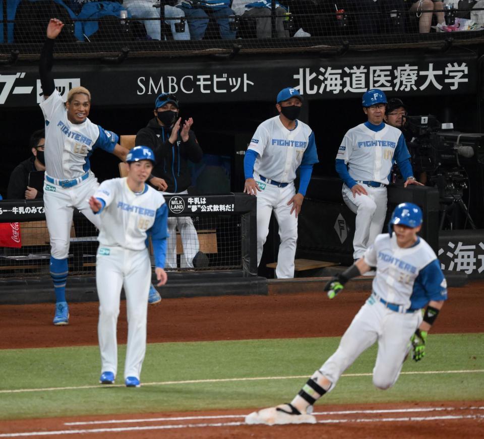 　３回、清宮幸（手前）の２点適時三塁打に喜ぶ新庄監督（奥左から２人目）＝撮影・伊藤笙子