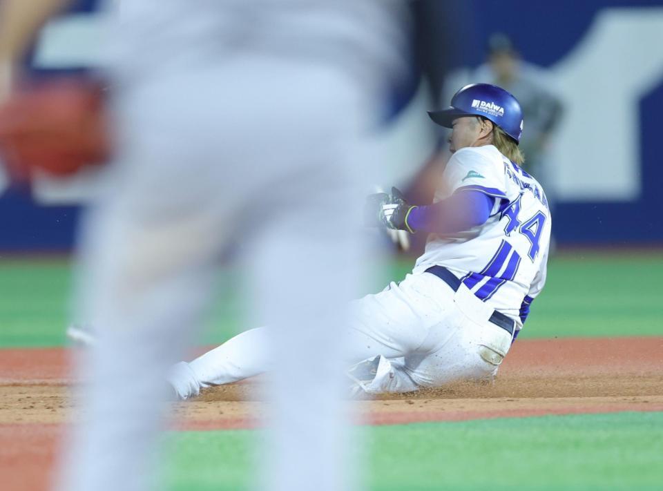 　１１回、打者・林の時、二盗に成功する石上（撮影・西岡正）