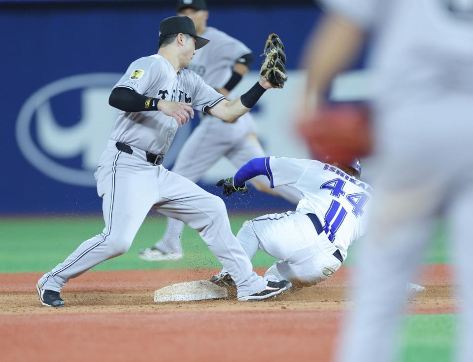 　１１回、打者・林の時、二盗に成功する石上（撮影・西岡正）