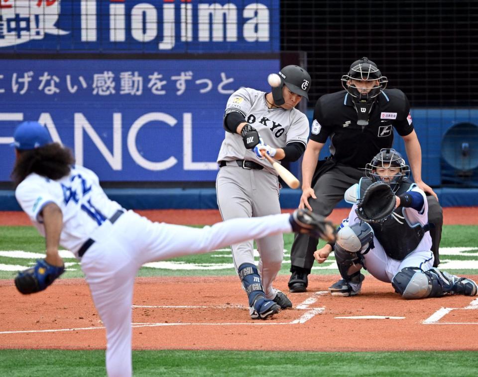 　１回、中山が右中間に３ランを放つ。投手ジャクソン、捕手山本