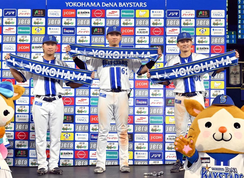 　お立ち台でポーズをとる（左から）石上、蝦名、林