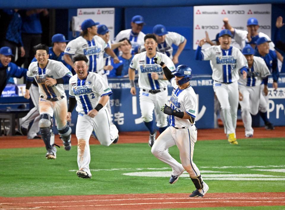 　１１回裏、サヨナラ打を放ち喜ぶ蝦名（手前）とナイン
