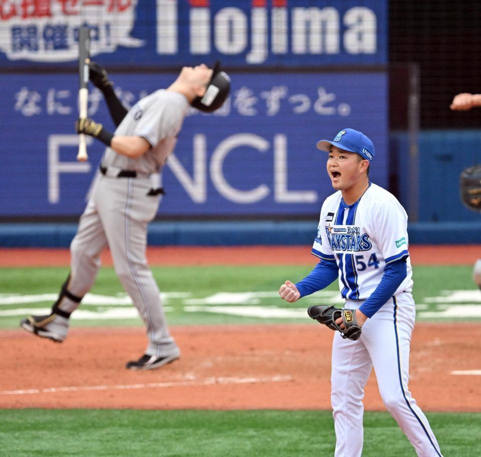 　５回、泉口を見逃し三振に仕留め、ほえる石田裕