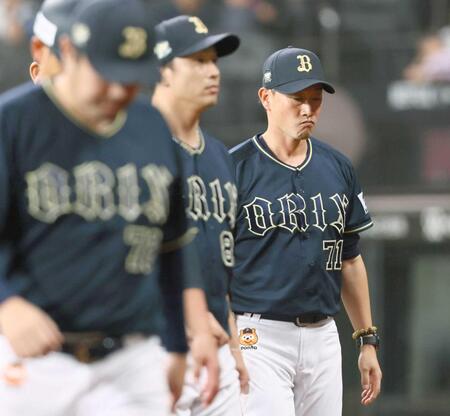 　日本ハムに敗戦し、引き揚げるオリックス・岸田護監督（右）（撮影・中島達哉）