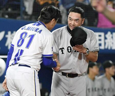 　試合後に三浦監督（左）と握手を交わす阿部監督（撮影・佐藤厚）