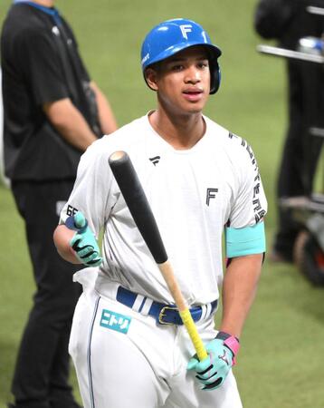 　バットを手にする万波（撮影・伊藤笙子）