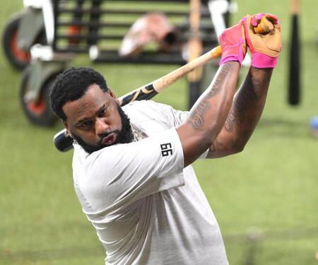 　打撃練習を行うレイエス（撮影・伊藤笙子）