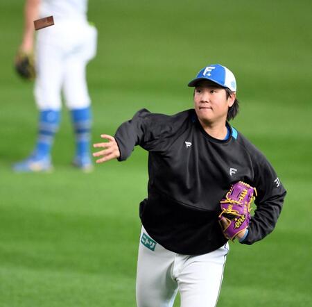 　かまぼこ板を投げる古林（撮影・伊藤笙子）