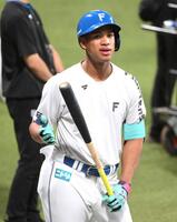 　バットを手にする万波（撮影・伊藤笙子）