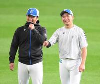 　横尾打撃コーチ（左）と談笑する山県（撮影・伊藤笙子）